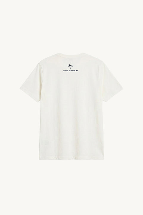 Camiseta branca da parceria cris barros e act arte, mostrando a parte das costas com a logo da marca cris barros e a logo da marca act arte