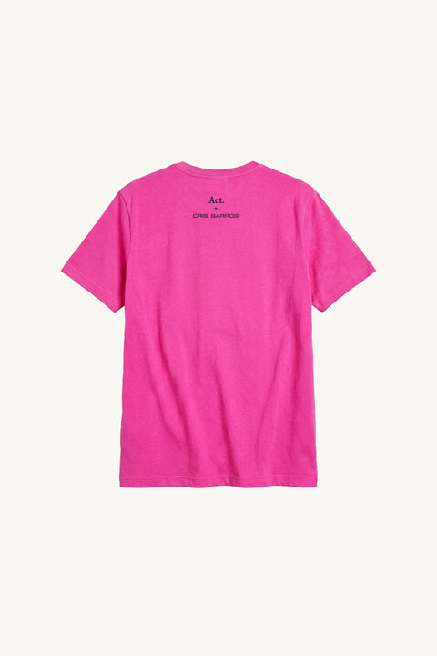 Camiseta rosa da parceria cris barros e act arte, mostrando a parte das costas com a logo da marca cris barros e da marca act arte