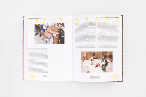 Página interna do livro "Pinacoteca de São Paulo – 120 anos", mostrando o texto de Clarissa Ximenes e Juliana Mendonça do Vale.