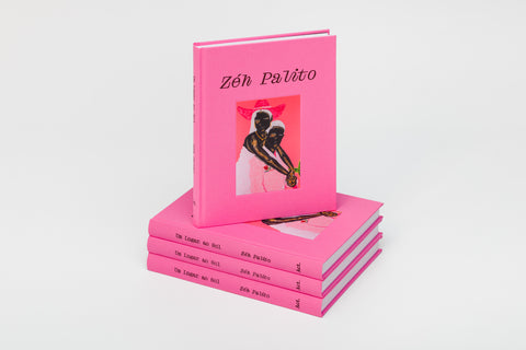 Exemplares do livro Zéh Palito, um lugar ao sol