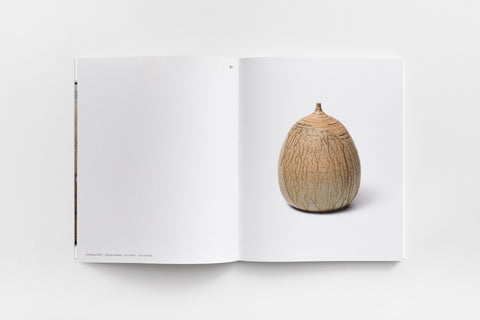 Página interna do livro Shoko Suzuki com fotografia de peça em noborigama