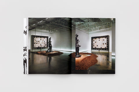 Vista da exposição no livro Vivian Caccuri Criaturas som e seus espectros