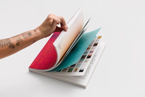Folheio do livro mostrando seção de cards visuais