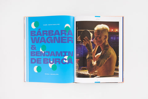 Página interna do livro "Máquina de ritmo – música e som na arte brasileira", mostrando o capítulo da Bárbara Wagner e do Benjamin de Burca.