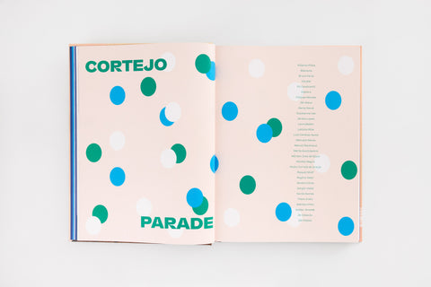 Página interna do livro "Máquina de ritmo – som e música na arte brasileira", mostrando o capítulo "Cortejo parade".