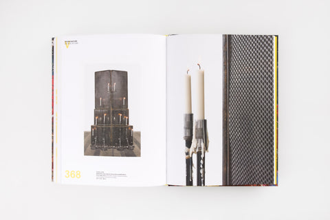 Página interna do livro "Pinacoteca de São Paulo – 120 anos", mostrando obras da Vivian Caccuri.